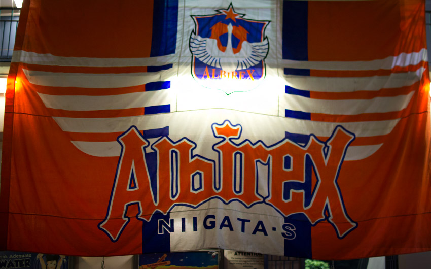 Fahne der Heimmannschaft Albirex Niigata